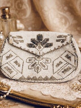 Vintage Art Nouveau Bead Purse: Czechoslovakian Elegance